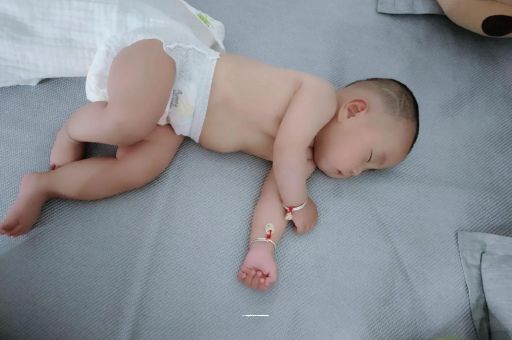 福州宝宝睡觉爱翻身